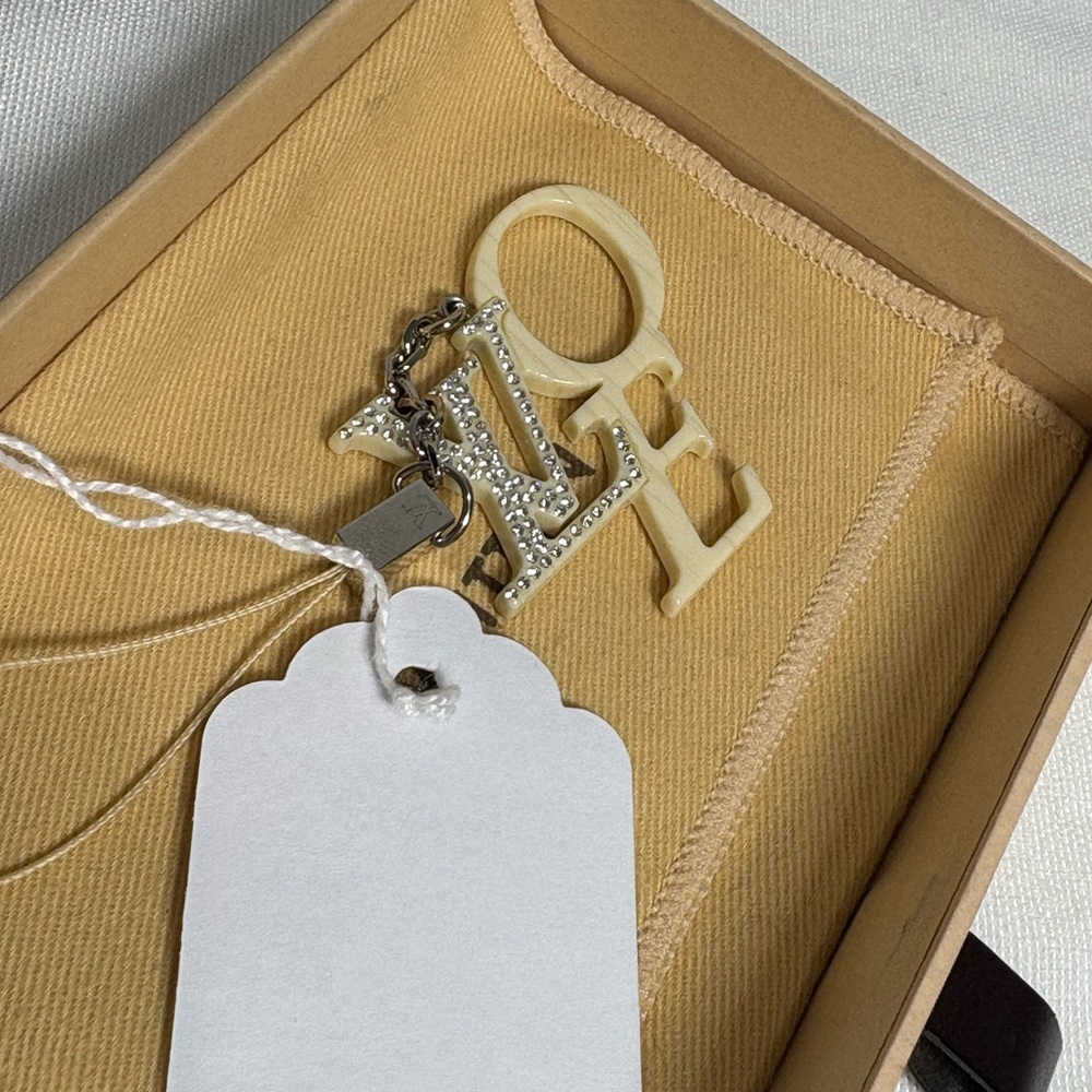 Authentic LOUIS VUITTON love phone/keychain with box duster and certificate - Picture 5 of 6